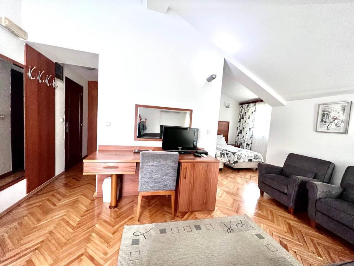 פודגוריצה Hotel Ambasador מראה חיצוני תמונה