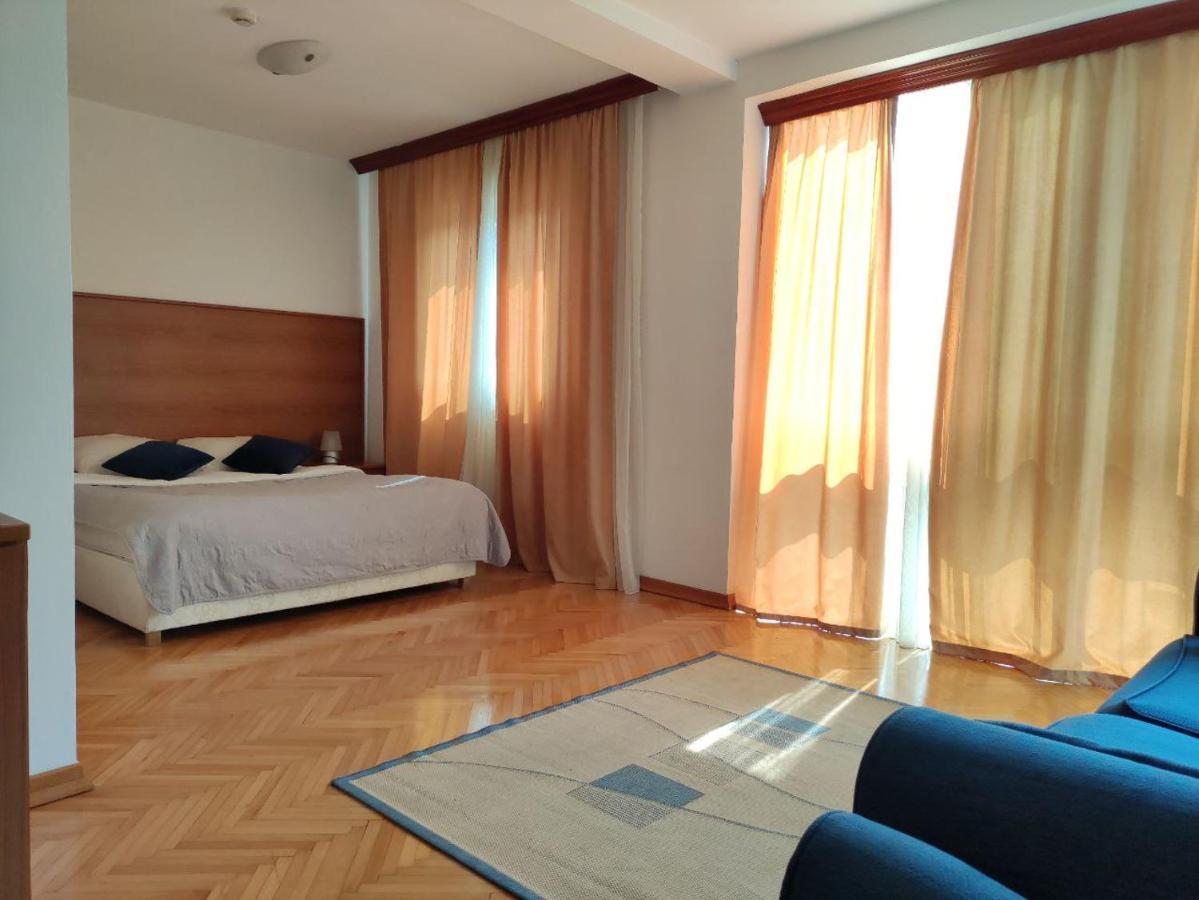 פודגוריצה Hotel Ambasador מראה חיצוני תמונה