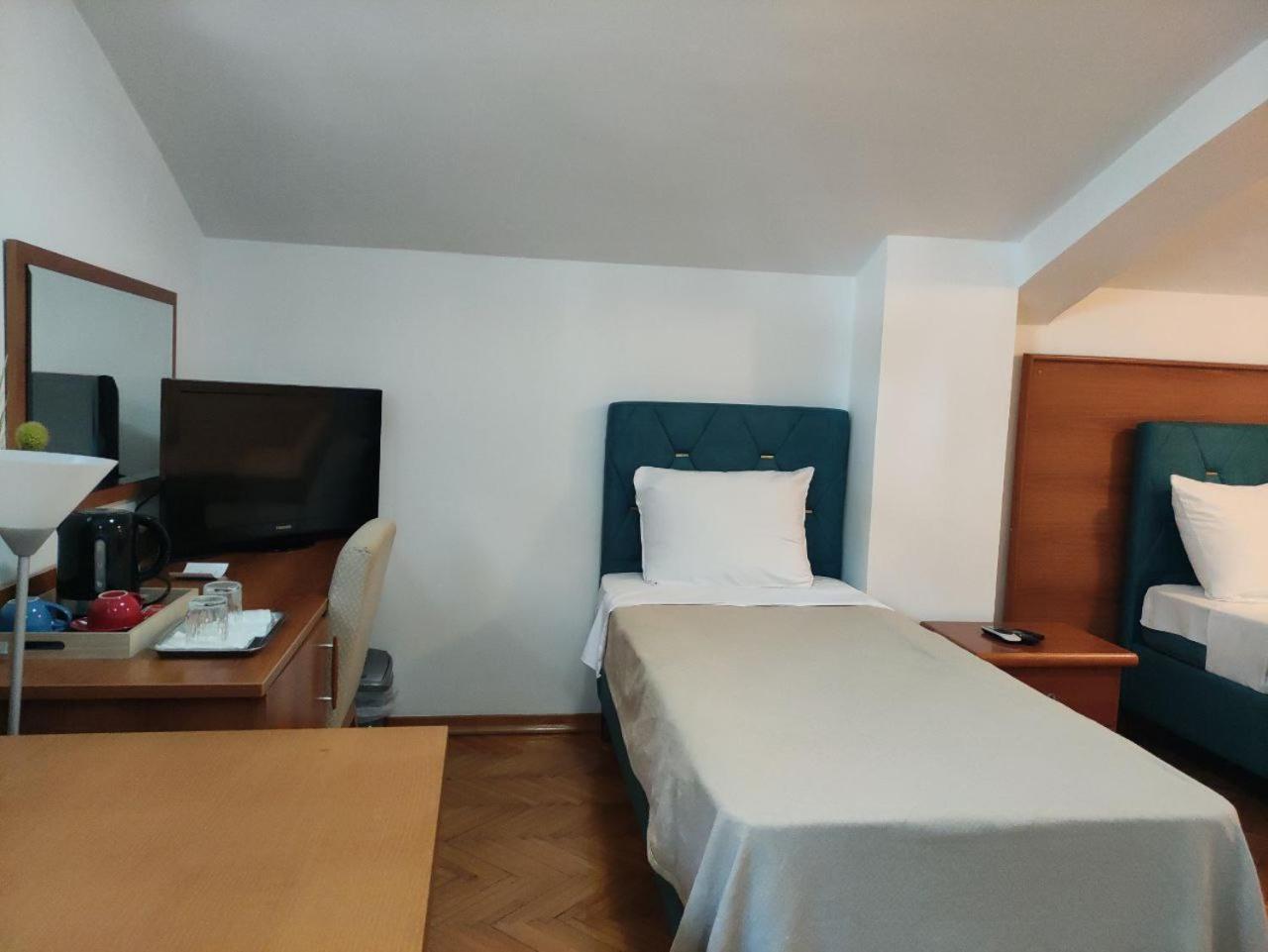 פודגוריצה Hotel Ambasador מראה חיצוני תמונה