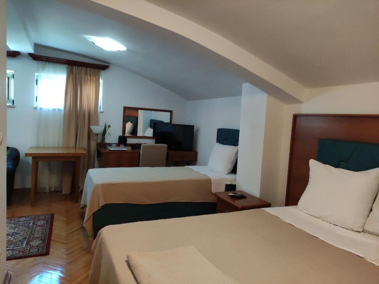 פודגוריצה Hotel Ambasador מראה חיצוני תמונה