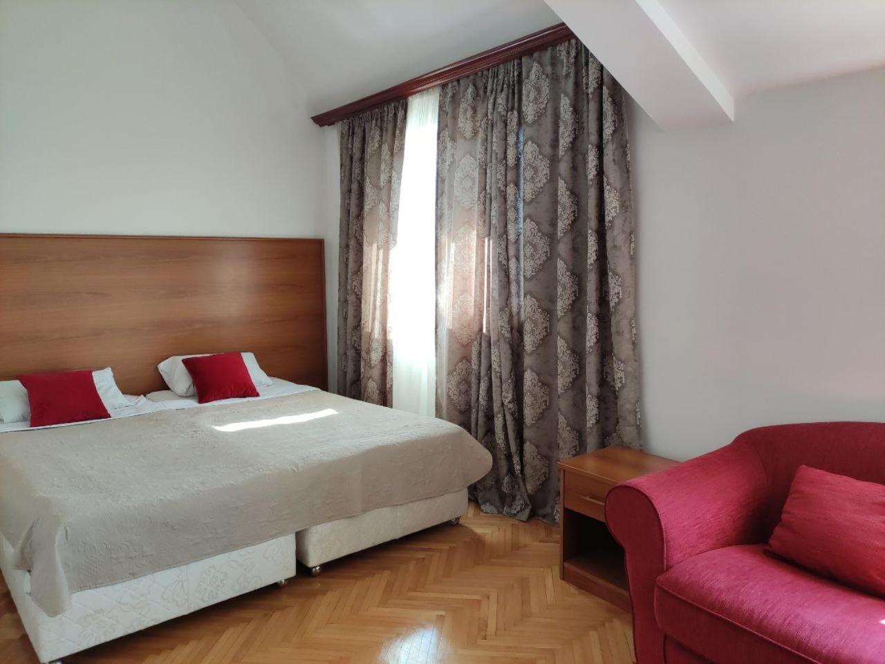 פודגוריצה Hotel Ambasador מראה חיצוני תמונה