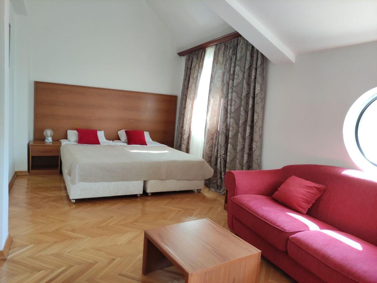 פודגוריצה Hotel Ambasador מראה חיצוני תמונה
